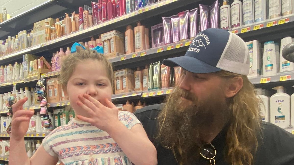 Country music superstar Chris Stapleton makes a 6-year-old girl's day with a special meeting...