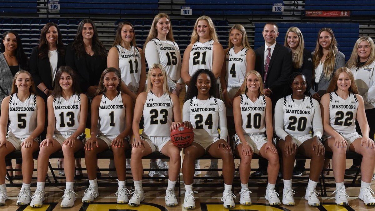 Purdue Fort Wayne University women's basketball 2021-22 team photo