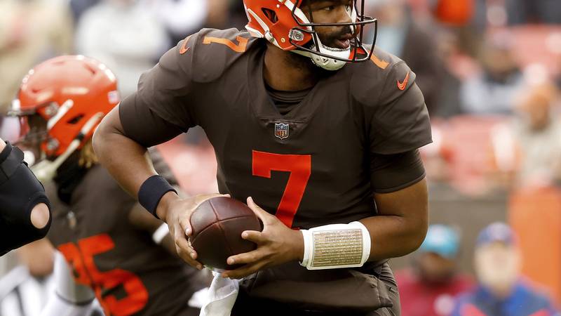 Cleveland Browns quarterback Jacoby Brissett (7) drops back to hand off the ball during an NFL...
